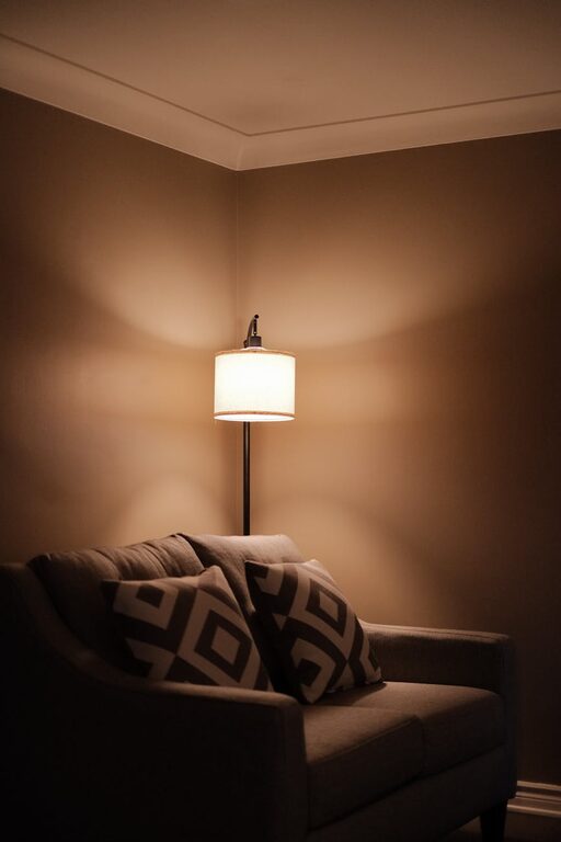 Tips for Creating a Cosy and Inviting Living Room Atmosphere at Home